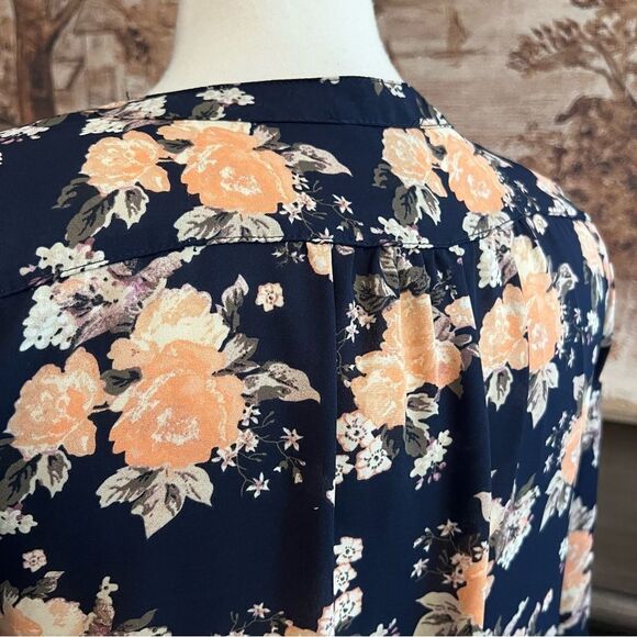Rue21 Top Navy & Peach Floral size medium - Picture 5 of 7